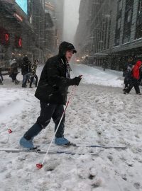 Muž na běžkách na náměstí Times Square v New Yorku