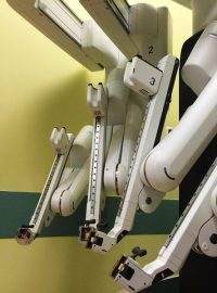 Nový robotický přístroj ve Fakultní nemocnici v Hradci Králové, který umožní rychlejší a šetrnější operace