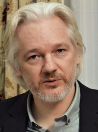 Julian Assange na archivním snímku ze srpna 2014