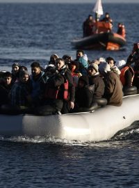 Migranti míří z Turecka na řecký ostrov Lesbos