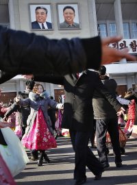 Severokorejci slaví v Pchongjangu tancem narozeniny zesnulého vůdce Kim Čong-il