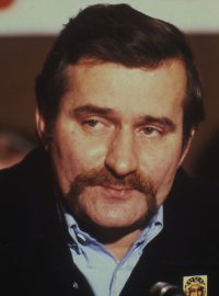 Předák zakázaného hnutí Solidarita Lech Walesa na snímku z roku 1981