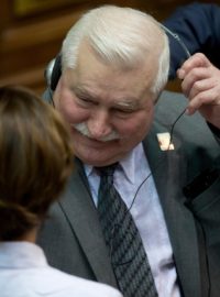 Bývalý polský prezident Lech Wałesa vzkázal z Venezuely, že se nařčení z údajné spolupráce s komunistickou policií bude bránit soudně