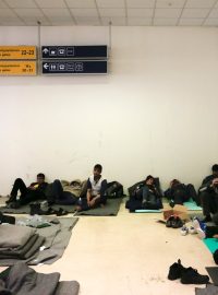 Migranti spí na nepoužívaném letišti Hellenikon v Aténách, kde jsou dočasně ubytováni