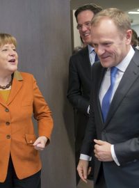 Kancléřka Angela Merkelová a předseda Evropské rady Donald Tusk na mimořádném summitu v Bruselu