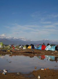 V uprchlickém táboře u řecké obce Idomeni na hranicích s Makedonií zůstávají tisíce uprchlíků