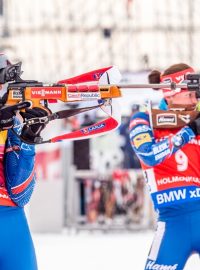 Gabriela Soukalová a Veronika Vítková při závěrečném &quot;masáku&quot;