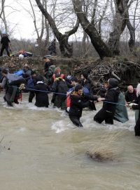 Migranti přebrodili říčku Suva