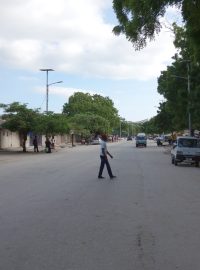 Ojediněle vyprázdněný střed Zanzibar Town v den voleb