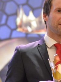 Petr Čech s trofejí pro vítěze ankety (archivní foto)