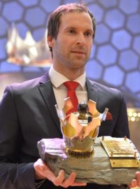 Petr Čech s trofejí pro vítěze ankety (archivní foto)