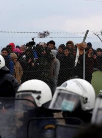 Migranti na řecko-makedonské hranici poblíž obce Idomeni