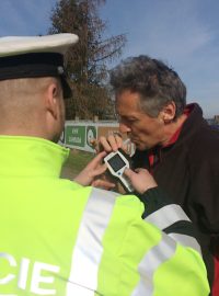 Policisté kontrolují u Žatce alkohol na Velikonoční pondělí