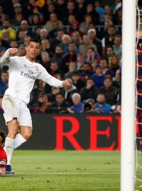 Cristiano Ronaldo (v bílém) střílí gól do sítě Barcelony