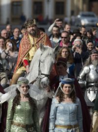 Zahájení letní turistické sezony na Pražském hradě. Na snímku průvod v historických kostýmech s Karlem IV. na koni