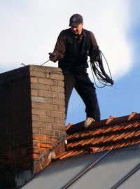 Nechat si komín prohlédnout a vyčistit odborníkem je nezbytné i v případě, že topíte plynem