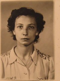 Vězeňská fotografie Milušky Havlůjové z roku 1953