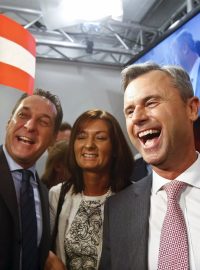 V rakouských prezidentských volbách vede kandidát pravicově populistické FPÖ Norbert Hofer (vpravo)