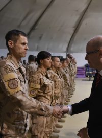 Premiér Sobotka navštívil Afghánistán, setkal se s českými vojáky na základnách v Bagrámu a Kábulu