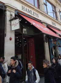 Londýnské hračkářství Hamley&#039;s  je staré 256 let a pořád rozdává radost dětem