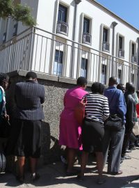 Fronty lidí před bankou v Harare