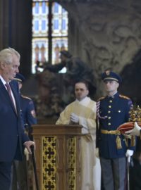 V průběhu mše byla v chrámu sv. Víta vystavena Svatováclavská koruna (vpravo). Zcela vlevo stojí kardinál Dominik Duka, vedle něj prezident Miloš Zeman