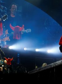 Koncert kapely AC/DC ve španělské Seville. Zastupující zpěvák Axl Rose sedí vlevo na fotografii