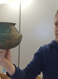 Archeolog David Daněček s amforou