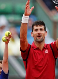 Tenista Novak Djokovič v dobré náladě po vítězném čtvrtfinále