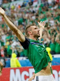 Gareth McAuley v silném dešti slaví první gól Severních Irů