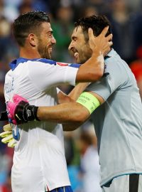 Italští fotbalisté oslavují první vítězství na mistrovství nad silnou Belgií