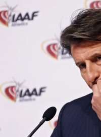 Prezident IAAF Sebastian Coe na tiskové konferenci ve Vídni