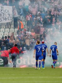 Řáění chorvatských fanoušků při zápase s Českem