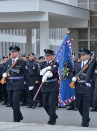 Slavnostní nástup 40 policistů před jejich odjezdem do Makedonie