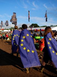 Britské referendum se kryje s festivalem Glastonbury. Návštěvníci nemohou na místě volit