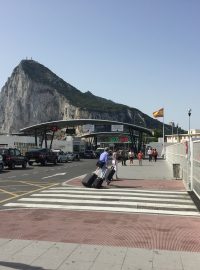 Gibraltar od Španělska odděluje hranice (na snímku).