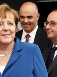 Německá kancléřka Angela Merkelová a francouzský prezident Francois Hollande (vpravo)