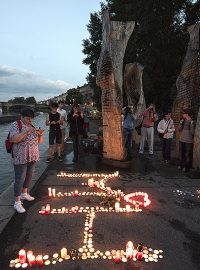 Světla na památku Milady Horákové zapálili lidé před soumrakem na pražské Kampě