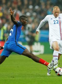 Islanďan Eidur Gudjohnsen v akci s Francouzem Paulem Pogbou