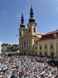 Dny lidí dobré vůle a oslavy výročí příchodu věrozvěstů Cyrila a Metoděje pokračovaly na Velehradě slavnostní mší na nádvoří u baziliky Nanebevzetí Panny Marie a sv. Cyrila a Metoděje