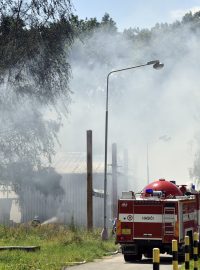 Požár zachvátil jednu z budov v průmyslovém areálu TOMA v Otrokovicích