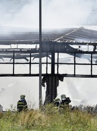 Požár zachvátil jednu z budov v průmyslovém areálu TOMA v Otrokovicích