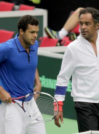 Jo-Wilfried Tsonga (vlevo) s francouzským kapitánem Yannickem Noahem při tréninku v Třinci