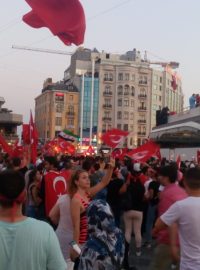 Stoupenci prezidenta Erdogana na náměstí Taksim v Istanbulu