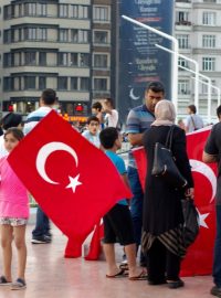 Stoupenci prezidenta Erdogana na náměstí Taksim v Istanbulu