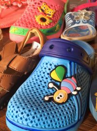Ekologové testovali dětské boty na léto. Našli toxické olovo i nebezpečné ftaláty