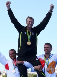 Ondřej Synek (vpravo) po převzetí olympijské medaile