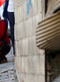 Turecko, Gaziantep. Žena poblíž místa, kde útočil sebevražedný atentátník