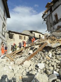 Pošta v sutinách ve městě Arquata del Tronto ve střední Itálii