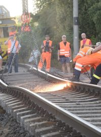 Kvůli porušené konstrukci mostu byl na trati zastaven provoz vlaků